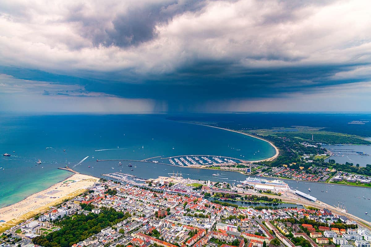 Warnemünde unter Wolken