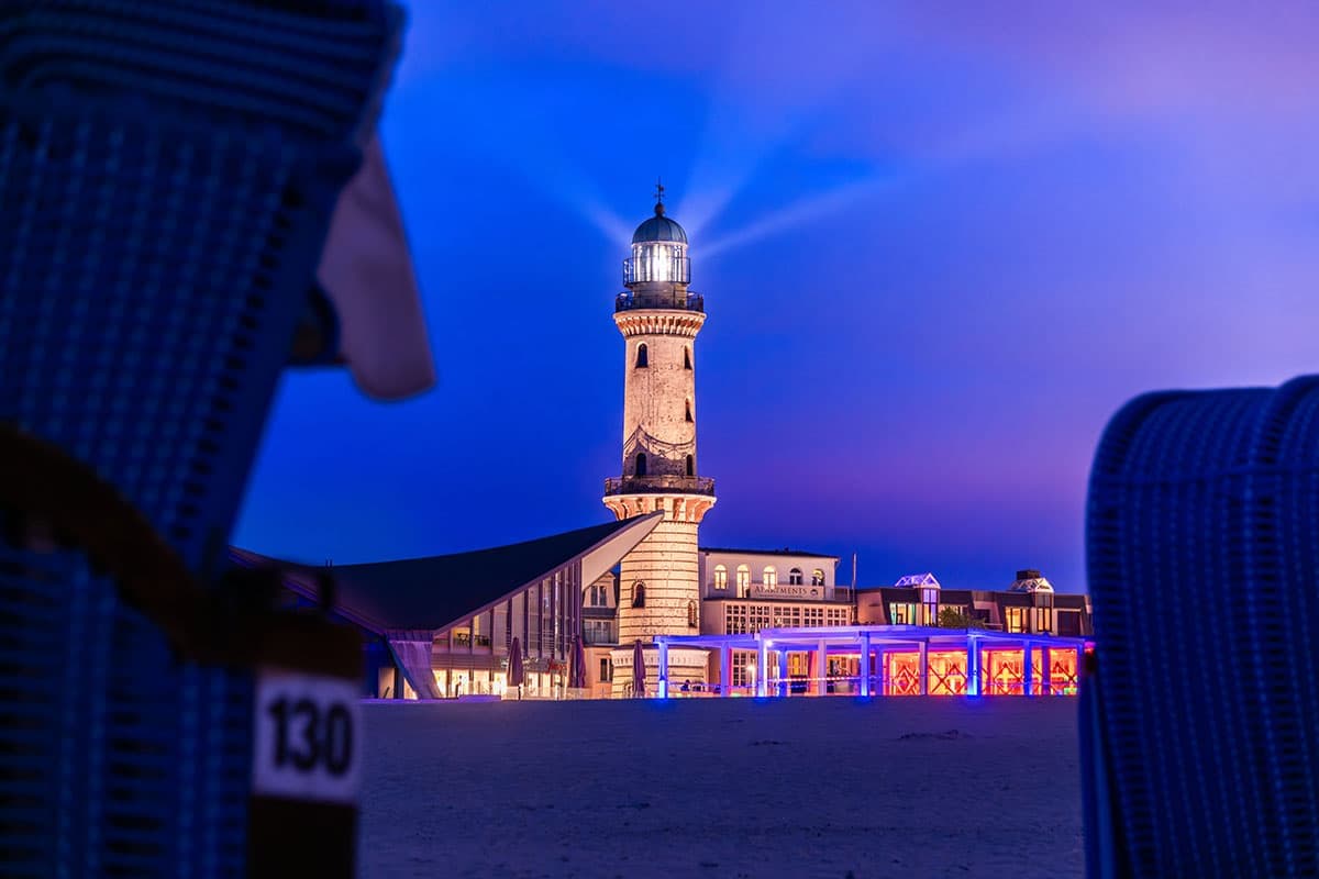 Leuchtturm Warnemünde am Abend