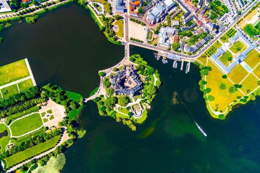 über dem Schweriner Schloss