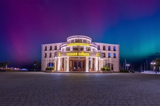 Kongresszentrum im Polarlicht