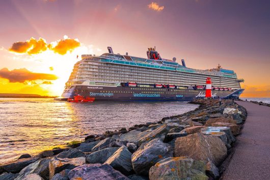 Mein Schiff 7 im Sonnenuntergang