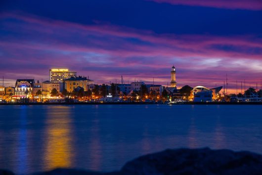 lila Wolken über Warnemünde